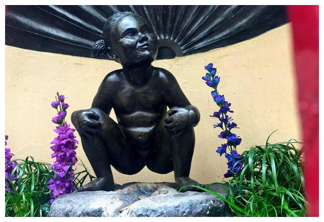 比利时布鲁塞尔有个著名的撒尿男童不远处竟然还有个撒尿女童