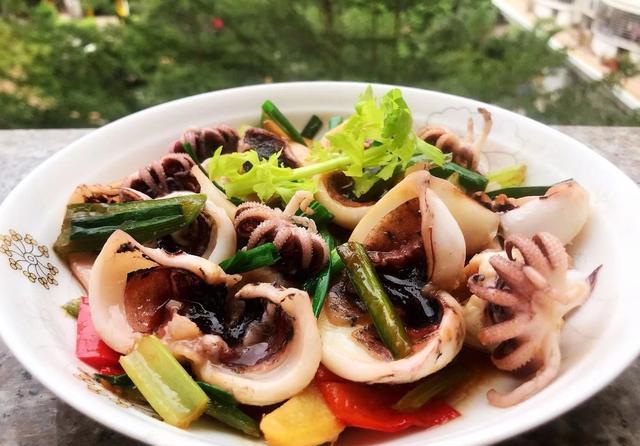 小墨鱼最适合的做法"干煸墨鱼",方法简单,味道鲜甜,清脆