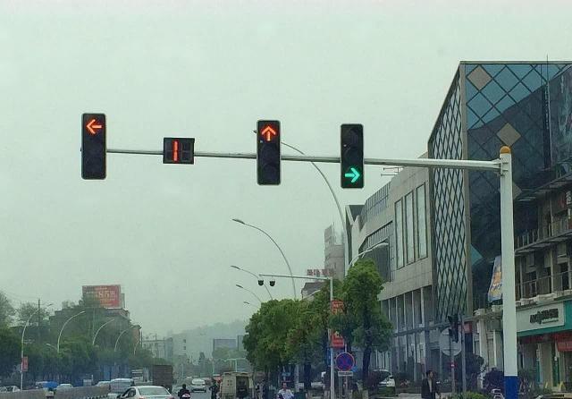 闯红灯之后停在路中间不动,可能会扣分?交警: