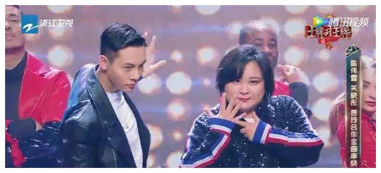 沈腾cos王菲太暴击,大腮红双丸子,那英看到表情都僵了