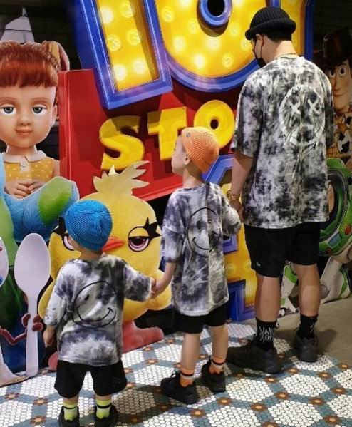 韩版跑男成员haha河东勋三胎得女,两儿一女堪称"人生赢家"