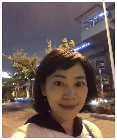 47岁劳春燕近照曝光,素颜出镜气质优雅脱俗,获网友赞才貌双全