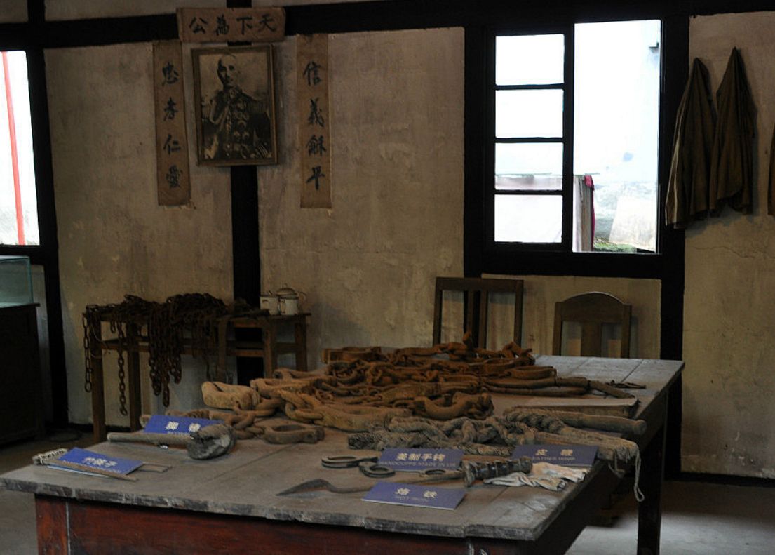 1/ 6渣滓洞在重庆市歌乐山麓,1949年11月27日国民党特务,在溃逃前夕在