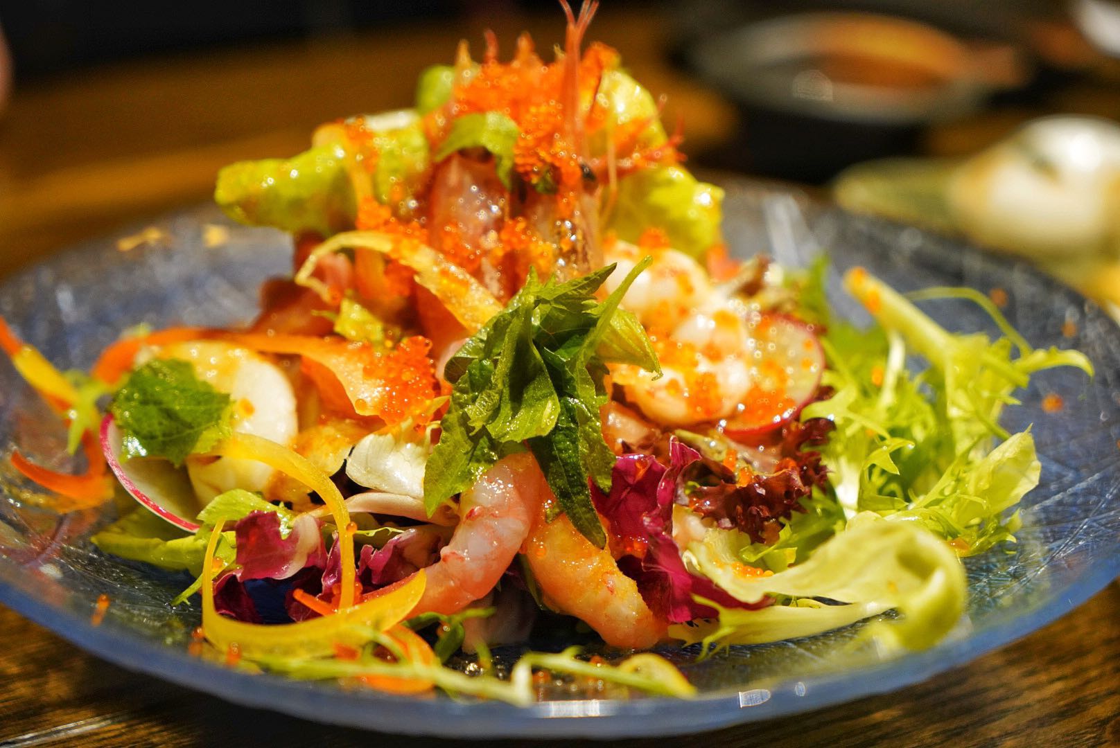 特意加入了三文鱼跟甜虾,将日式食材发挥到了淋漓尽致,作为开胃的沙拉