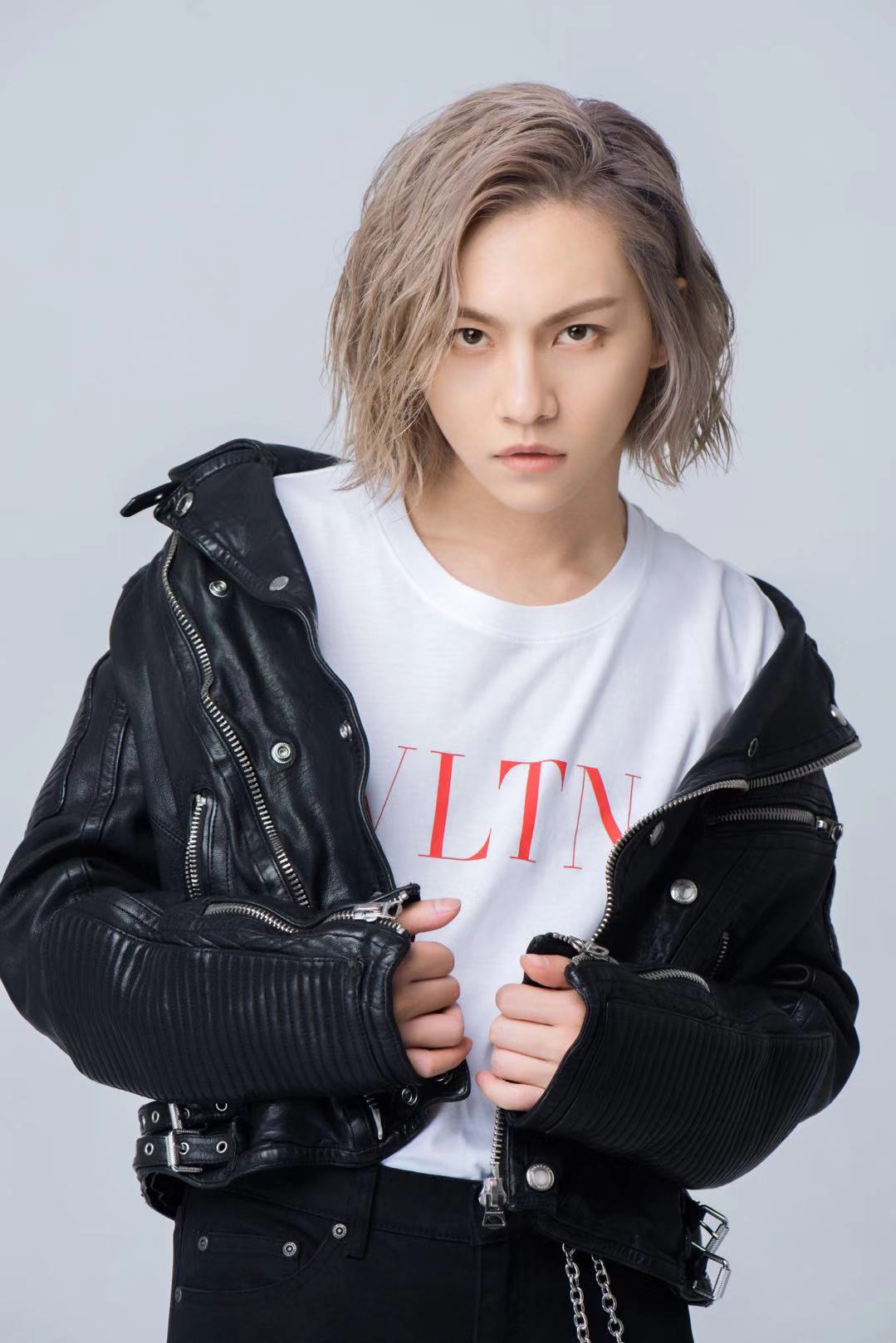 周锐长发写真曝光 头发半湿展现盐系魅力