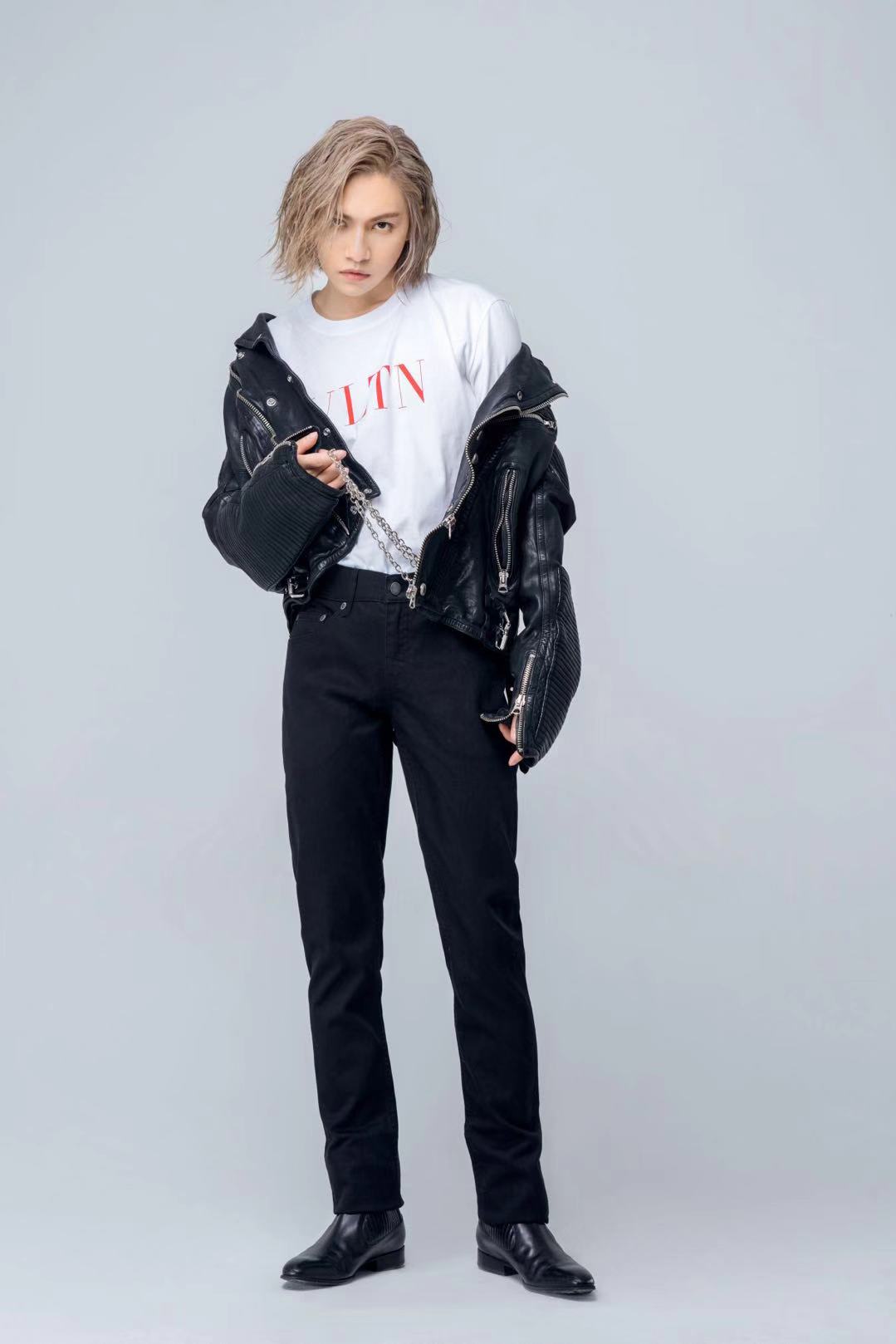 周锐长发写真曝光 头发半湿展现盐系魅力