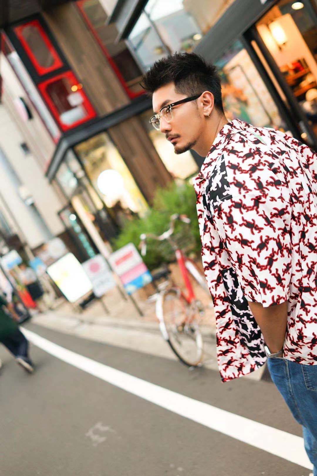 刘潮曝清爽写真 搞怪与帅气切换自如