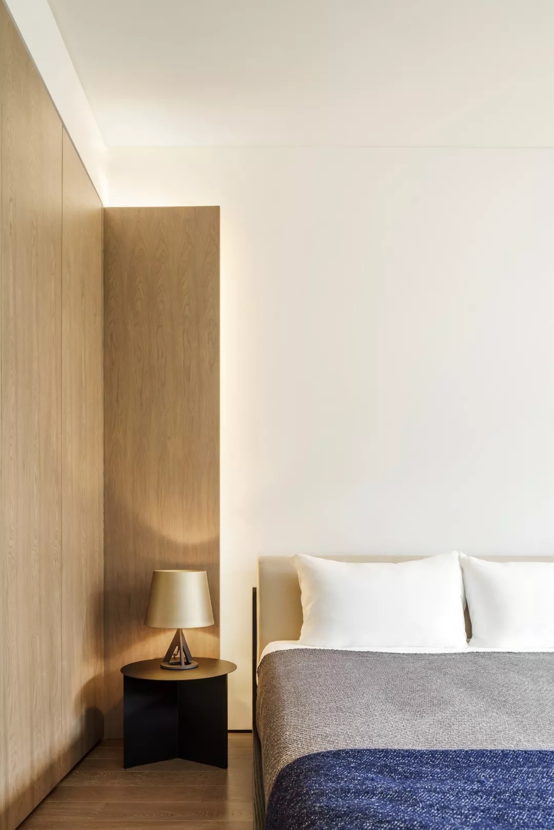 装修公司案例｜简约轻奢的联排公寓设计，隐藏式灯带让空间更高级