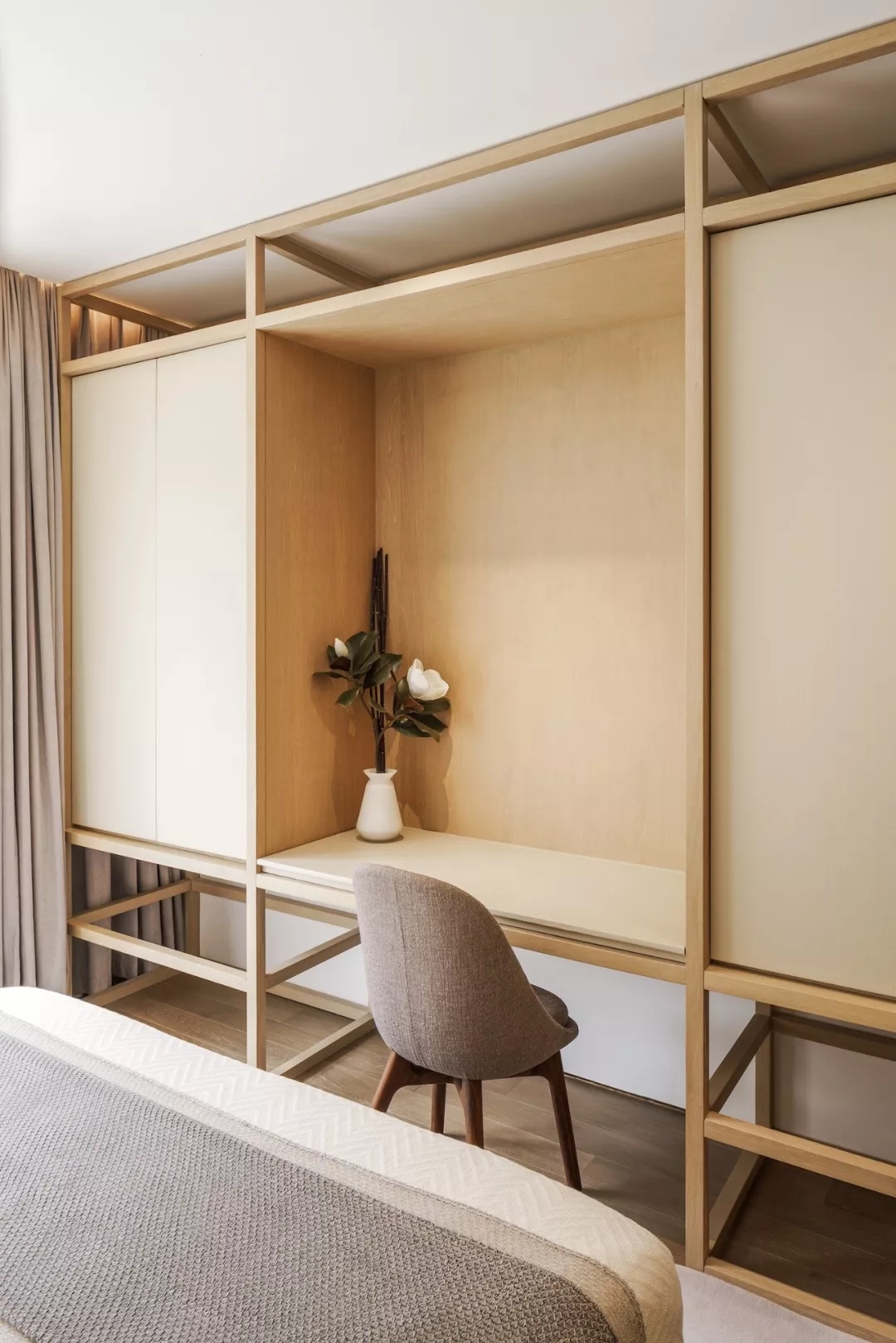 装修公司案例｜简约轻奢的联排公寓设计，隐藏式灯带让空间更高级