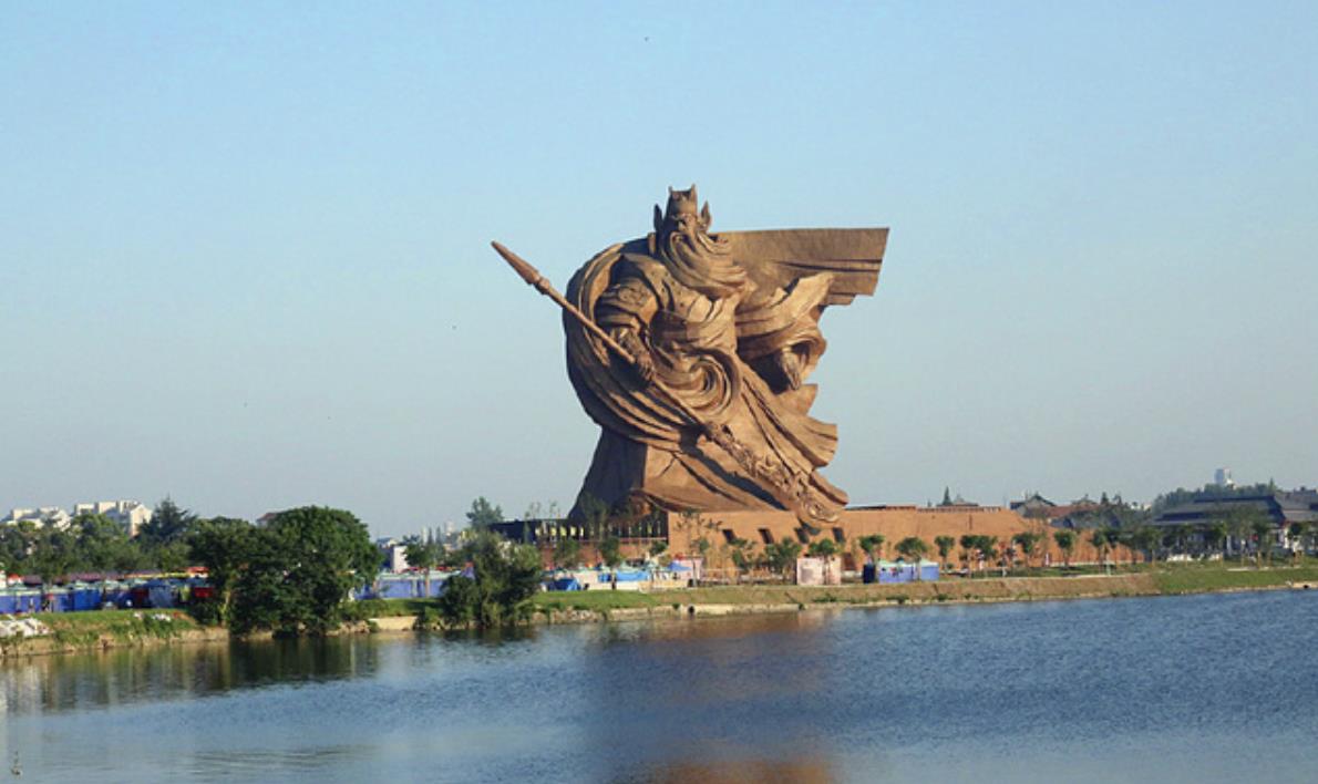 湖北荆州古城:15亿建造的全球最大关公铜像,青龙偃月刀就有71米