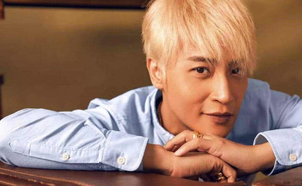 小帅虎陈志朋7张辣眼装图8的紧身装让人不敢相信