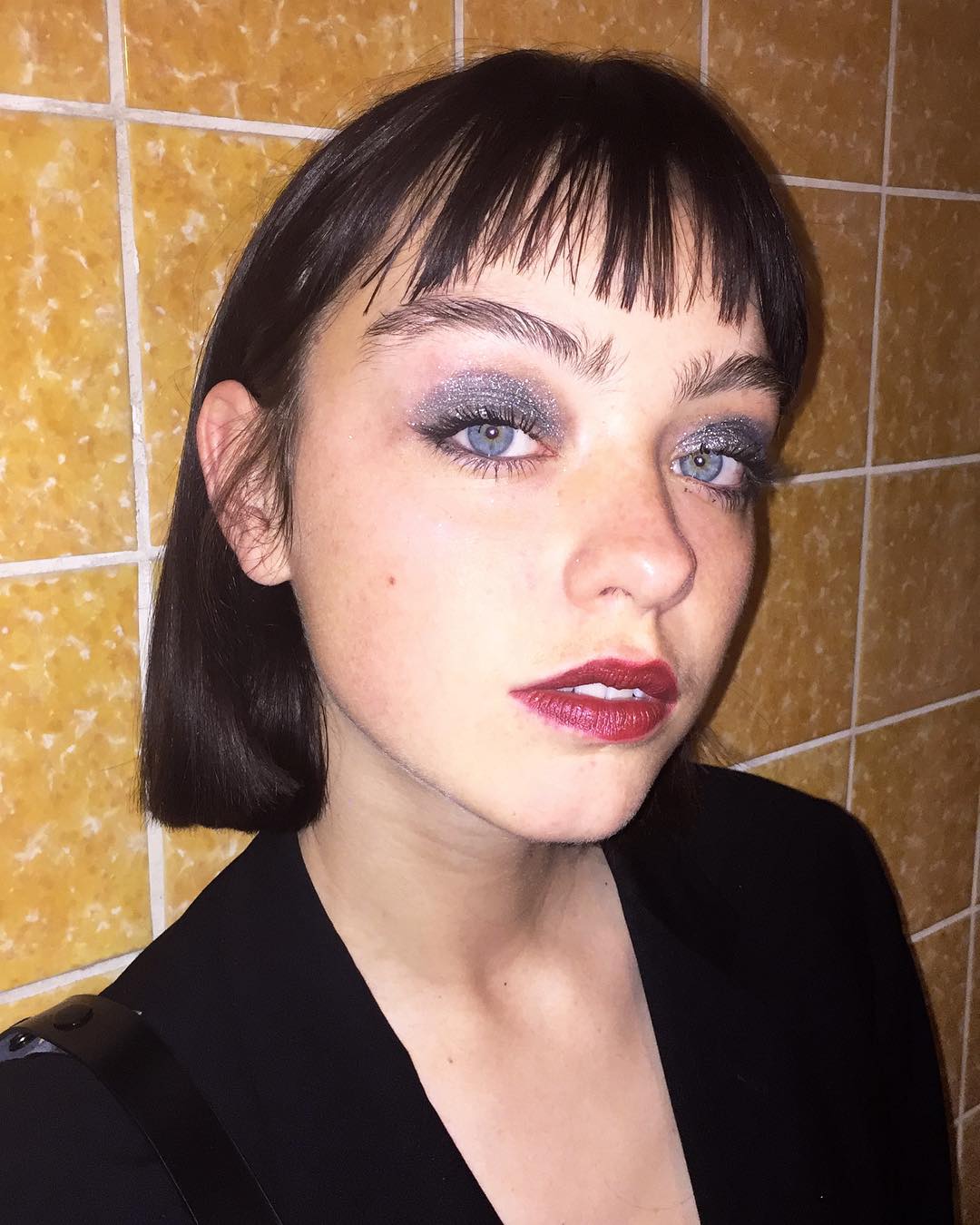 古灵精怪的她天生一对粗乱眉毛专门热爱在超市拿着保鲜蔬菜水果