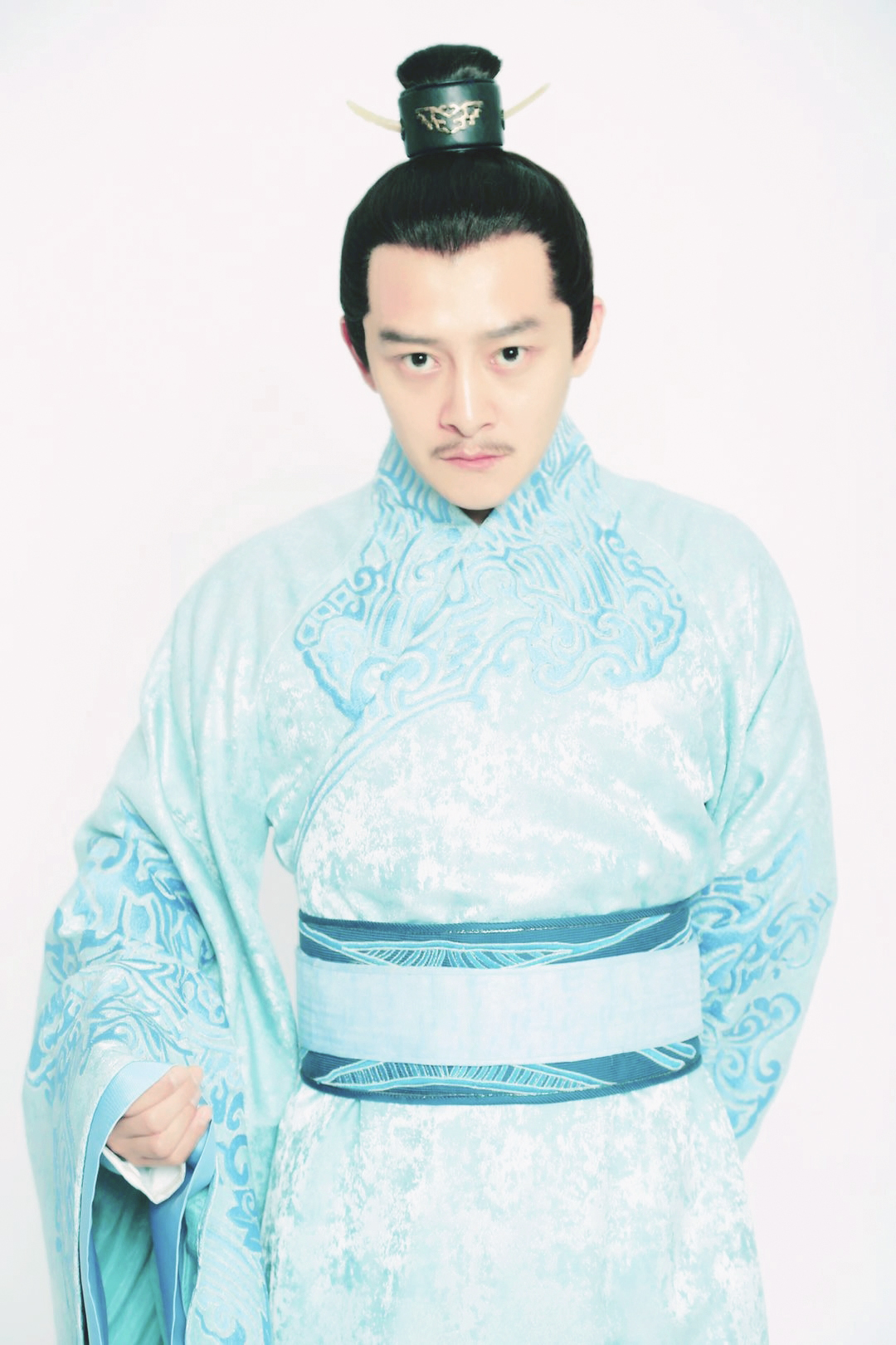 出演过近30部电视剧和多部话剧,电影的夏铭浩是一位演艺经历非常丰富