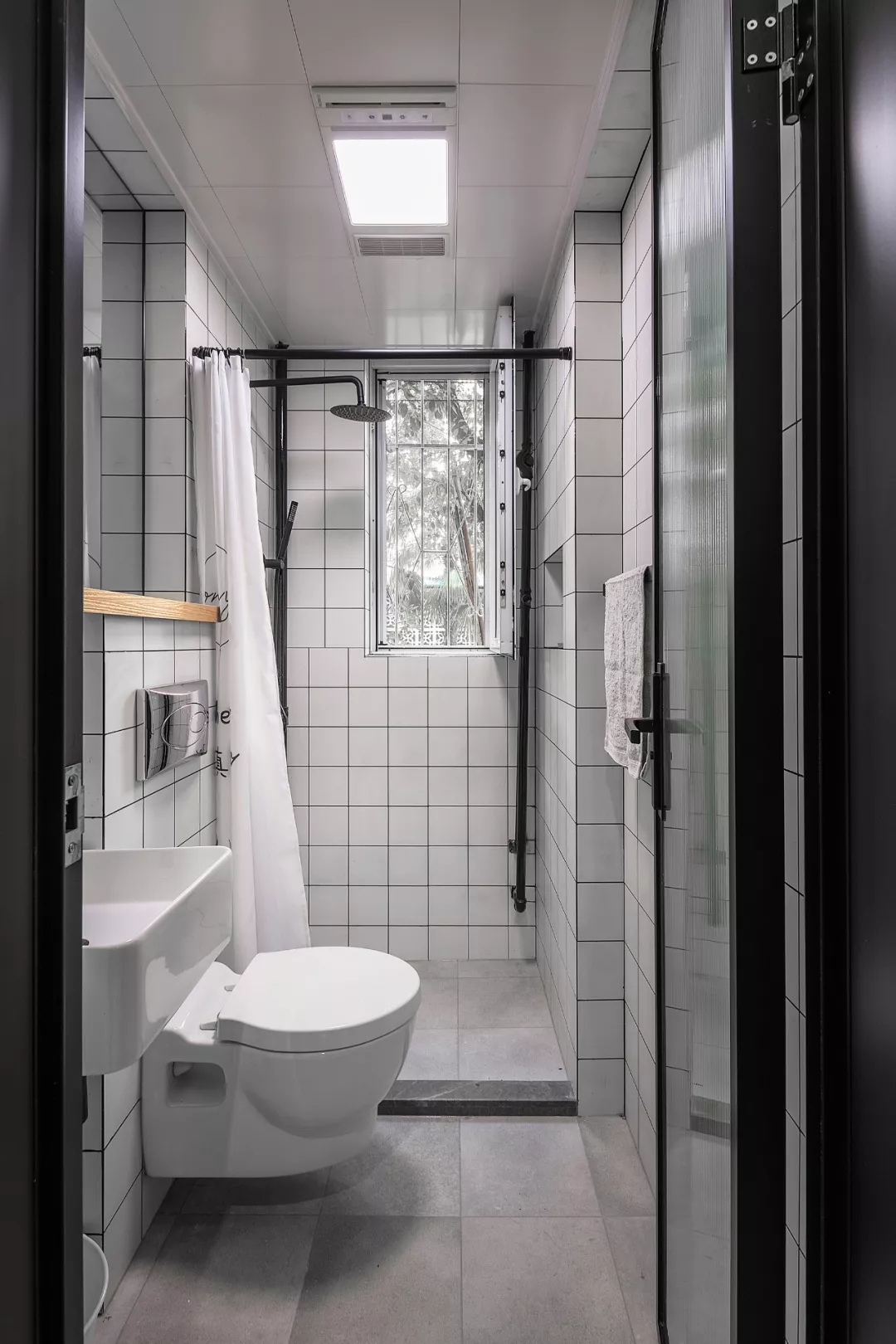 卫生间虽然比较迷你,但也用浴帘和挡水条做了干湿分离的设计,入墙式的