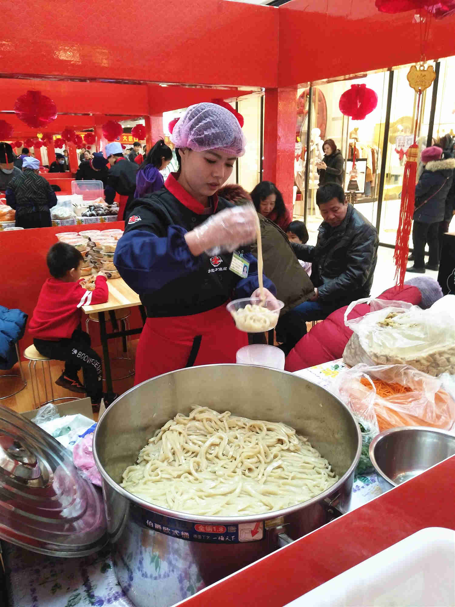 人们熟知的"一棵树""三住宅""三栋楼""刘红梅"等众多大武口网红凉皮