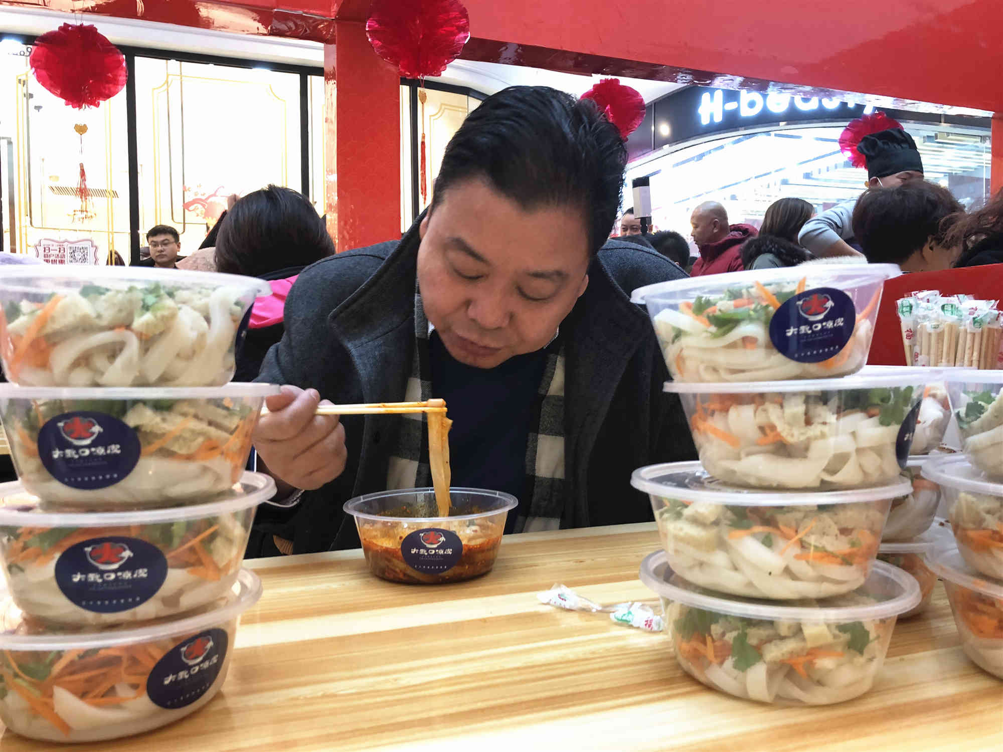 人们熟知的"一棵树""三住宅""三栋楼""刘红梅"等众多大武口网红凉皮