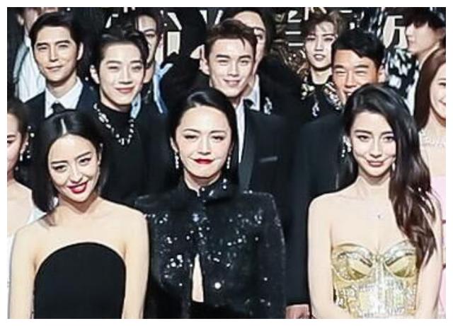 明星合照丑的真实,baby似小丑,热巴僵成蜡像,还是周冬雨抗打