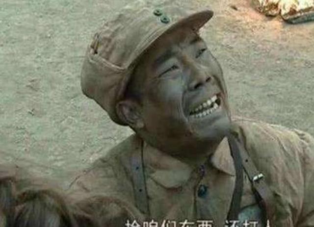 亮剑两个王有胜守仓库一个笑容嘚瑟一个面无表情