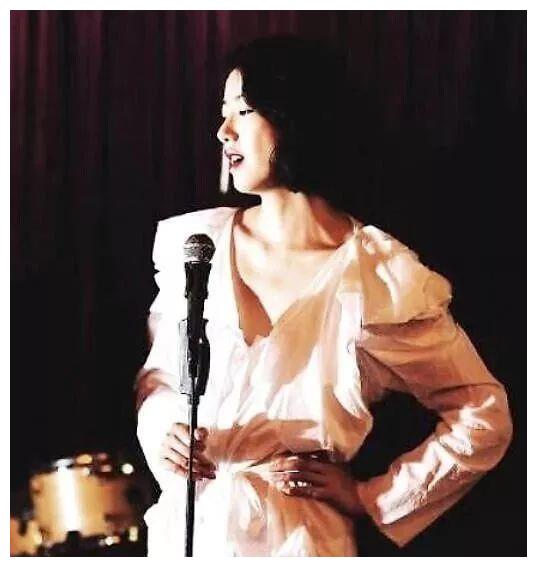 李亚鹏32岁女友状态真比不上王菲自拍照有不少白头发还显头皮