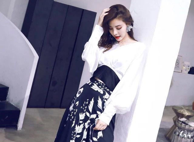 今春欧版穿搭时尚套装来了!崇尚潮流搭配的妹子塑身神器,练就气|时尚|百褶|裙摆_新浪新闻