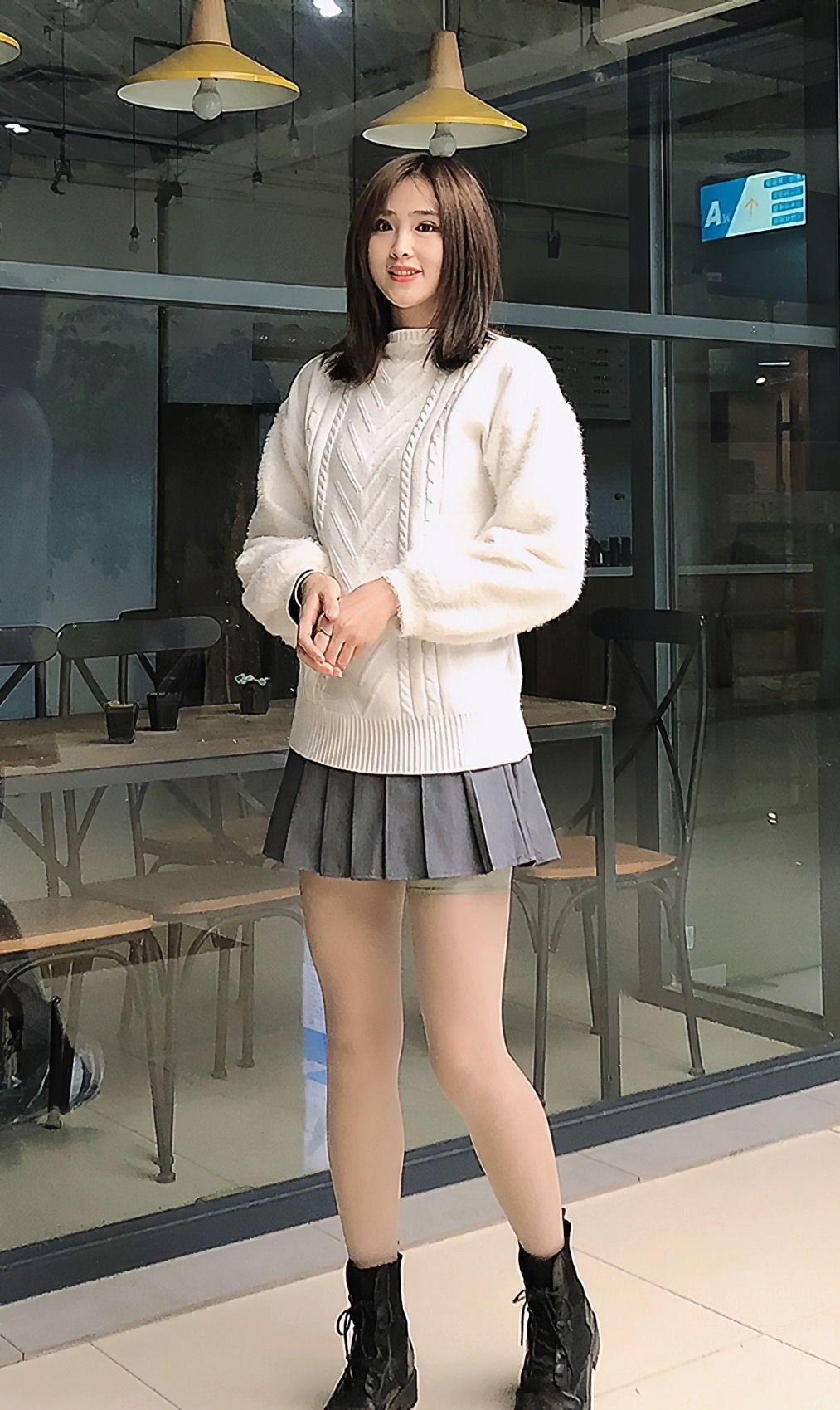 街拍:美女马海毛毛衣搭配百褶短裙,时髦又减龄,休闲舒适又好看_高清