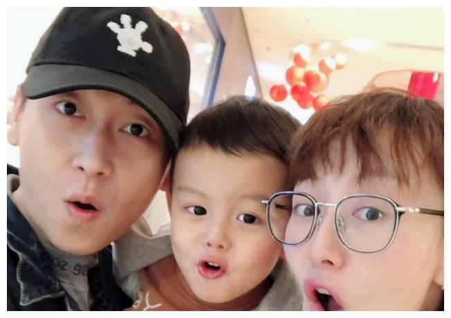 李好全家近照,娇妻俏皮又知性,大儿子帮做家务,小儿子黏妈妈!