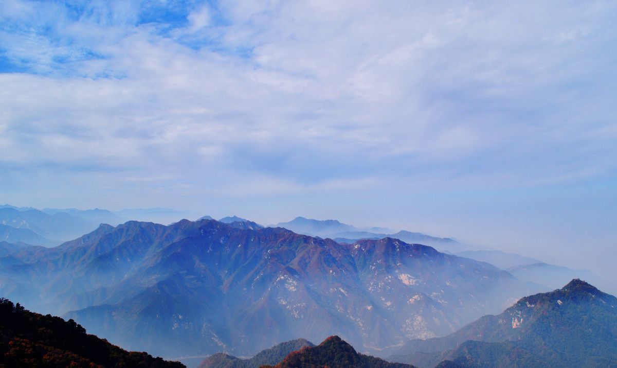 山形峻峭的南五台山 为秦岭终南山支脉 入秋后渐渐开始变色 山形峻峭的南五台山 为秦岭终南山支脉 入秋后渐渐开始变色