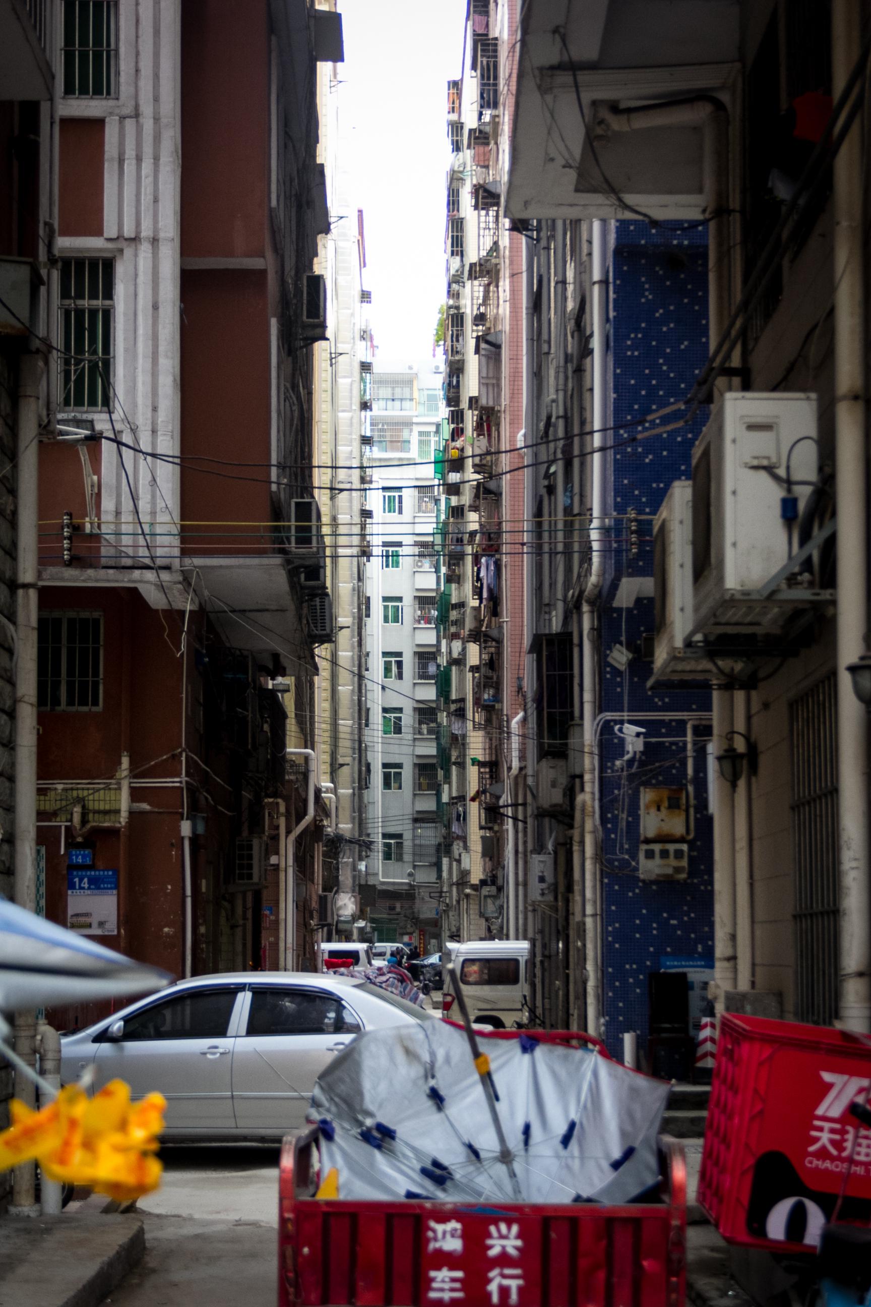 深圳城中村逸秀新村密集不堪的农民房中藏有大院豪宅