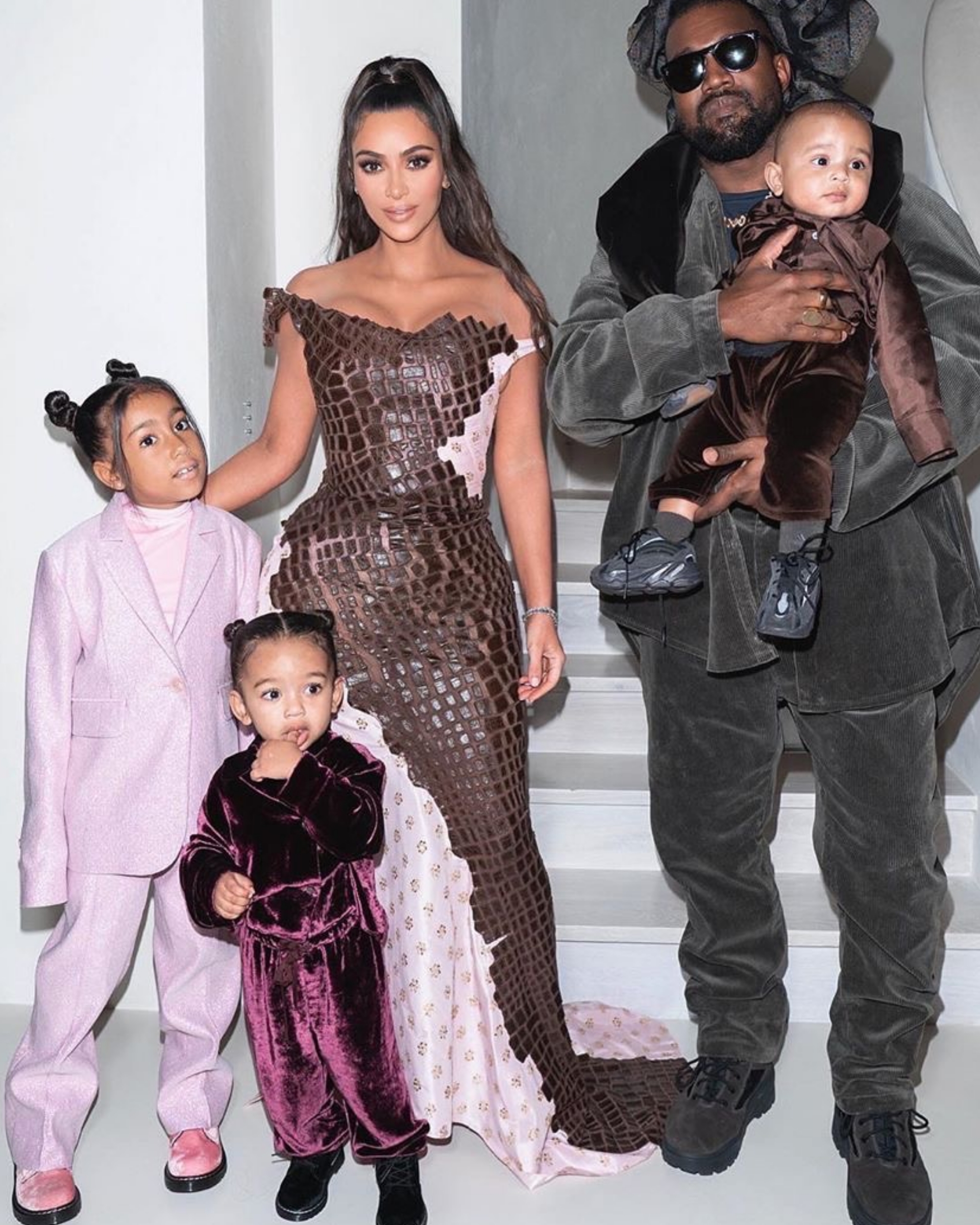 金·卡戴珊晒圣诞全家福,一家人站在一起,其乐融融