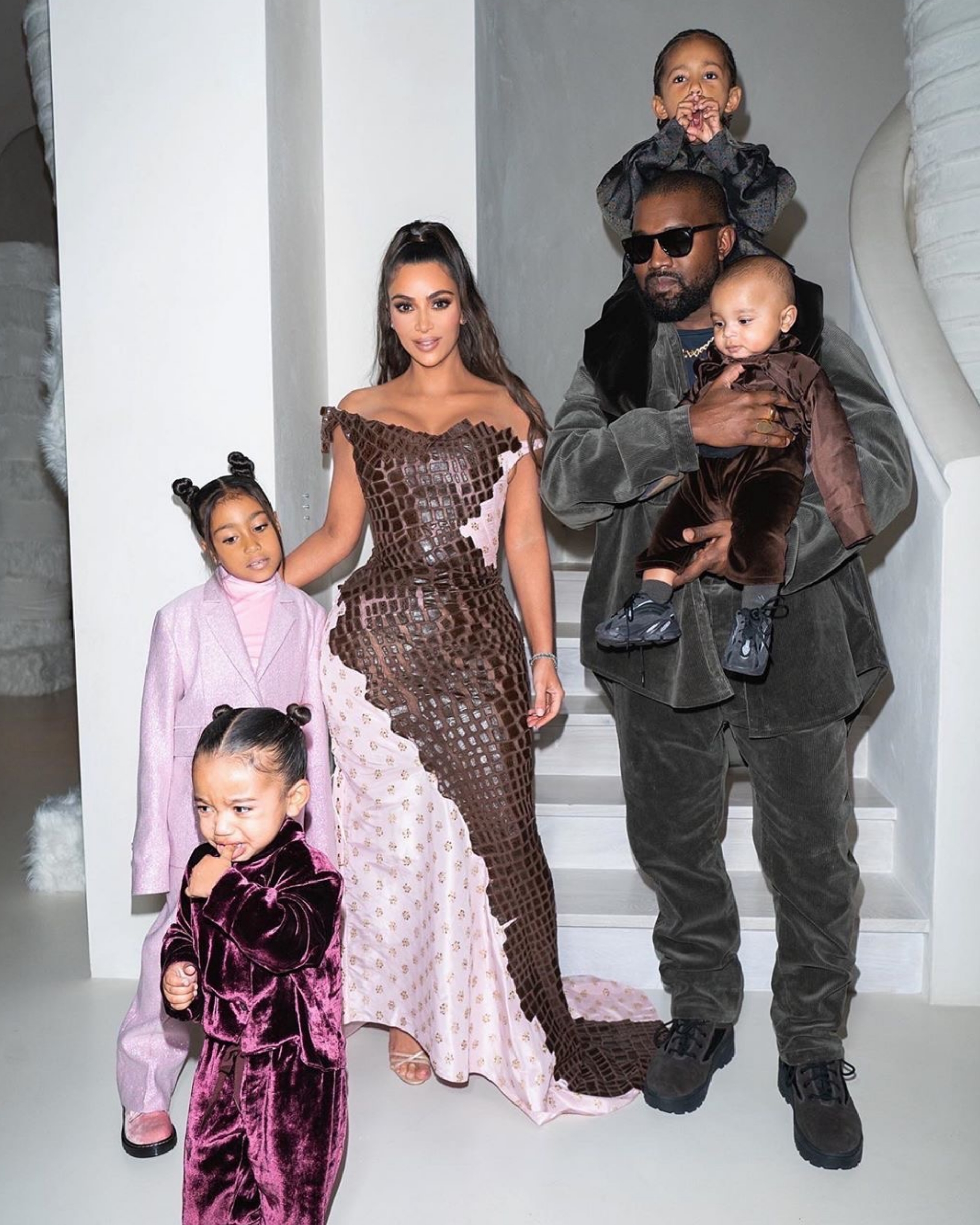 金·卡戴珊晒圣诞全家福,一家人站在一起,其乐融融