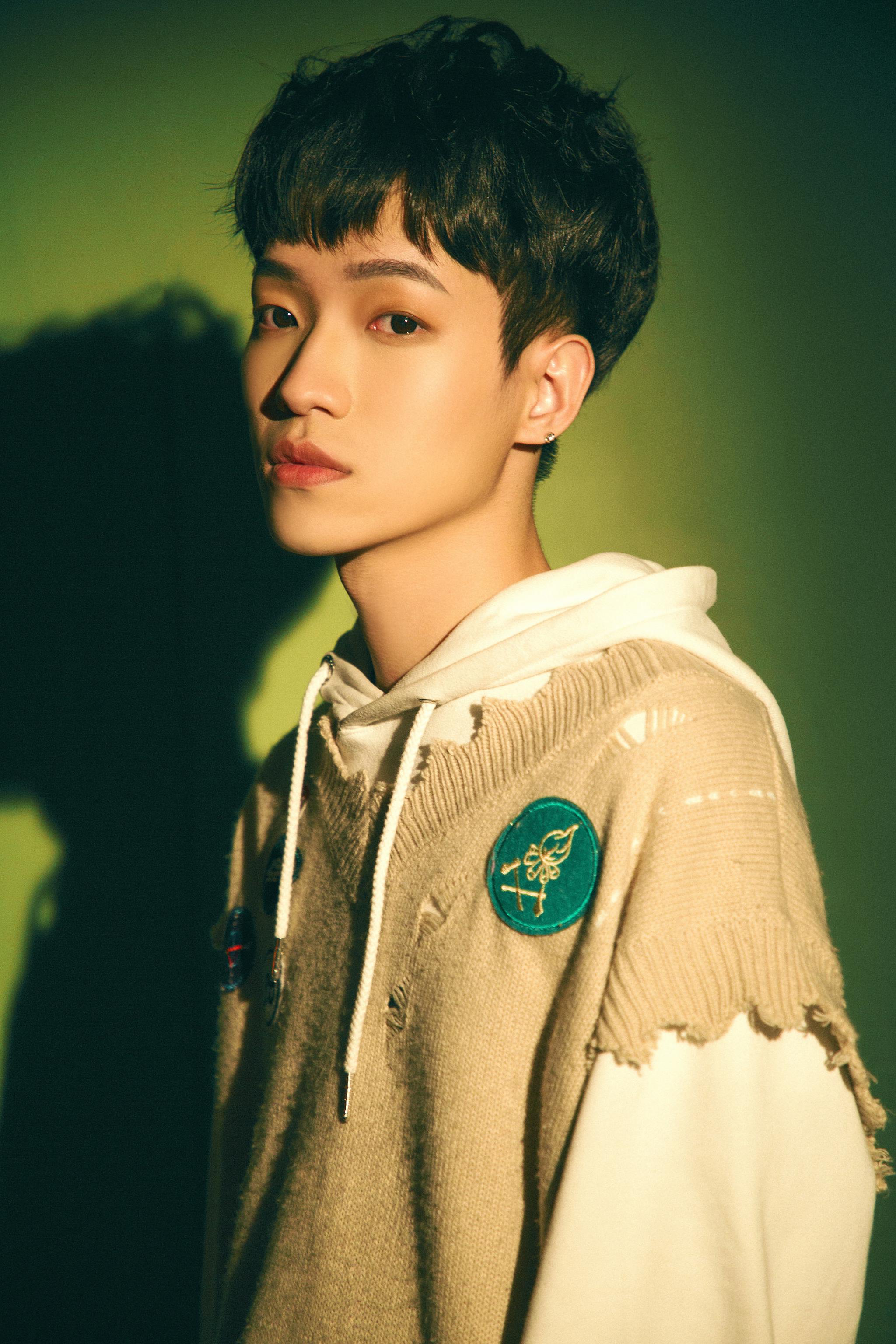 新人洪俊杰暖春写真曝光明朗治愈散发少年气息尽显时尚魅力