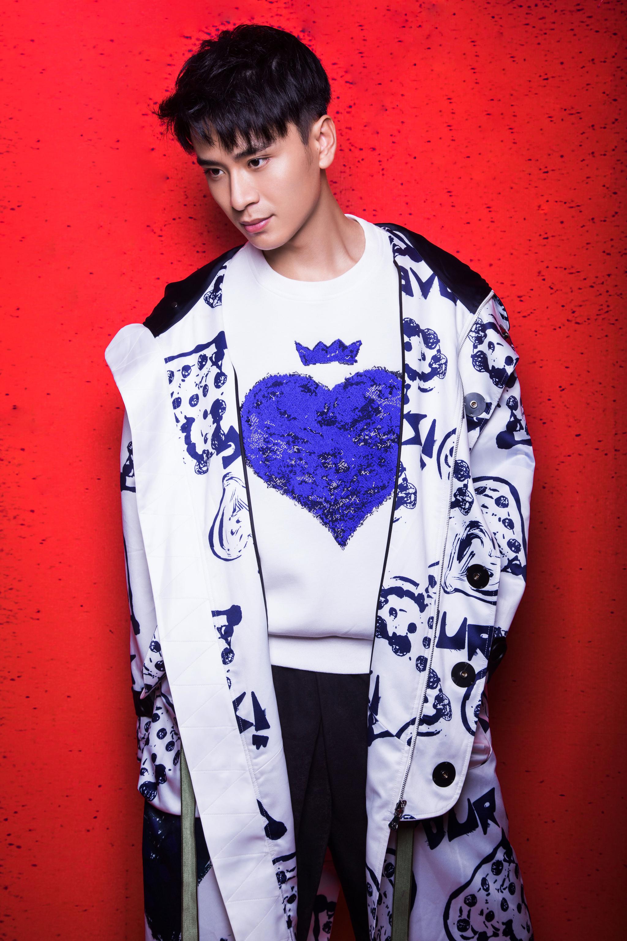 演员唐嘉濠初春写真曝光翩翩少年显青春荷尔蒙