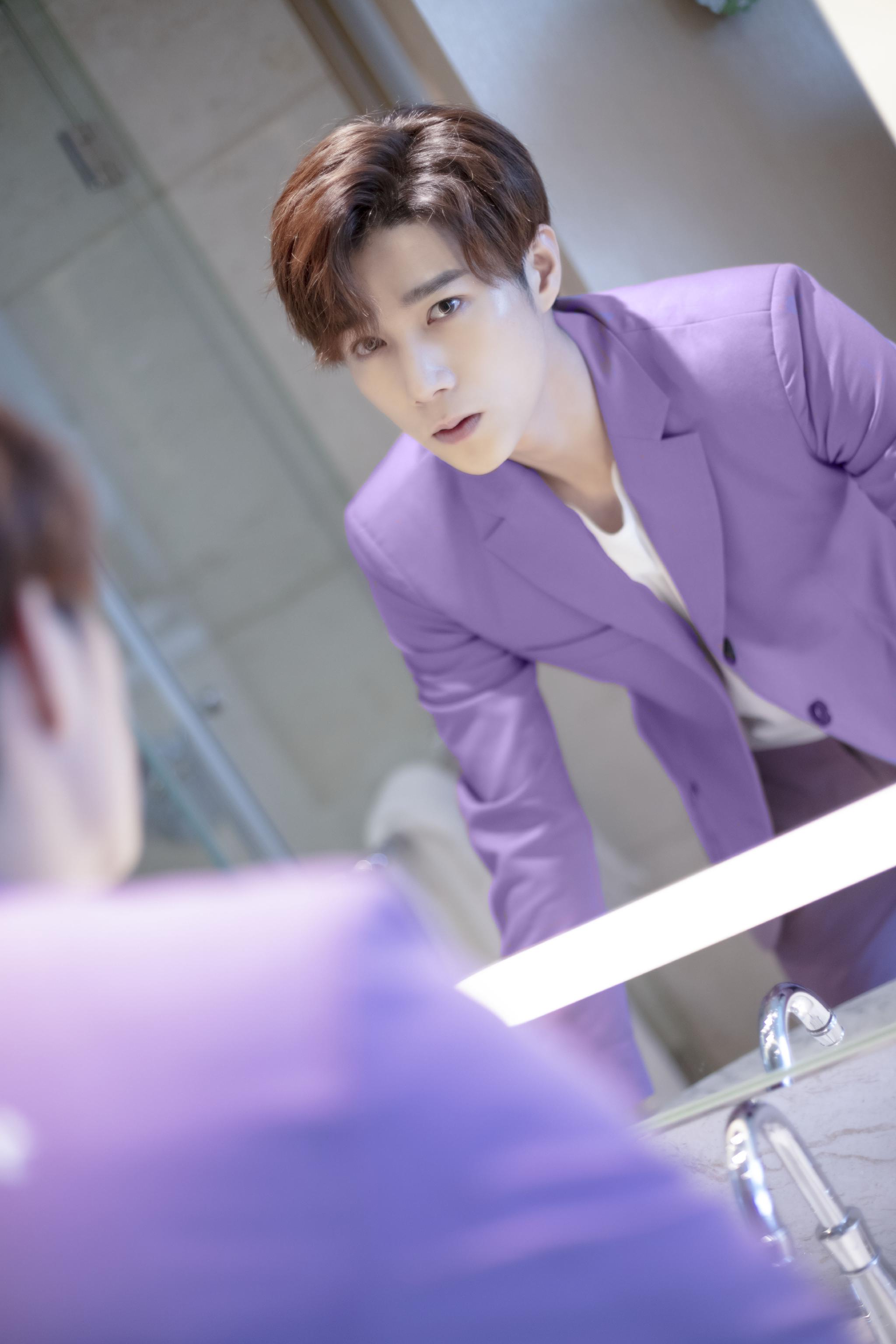 杨廷东出席超燃运动会 紫色拼接西装演绎初秋时尚