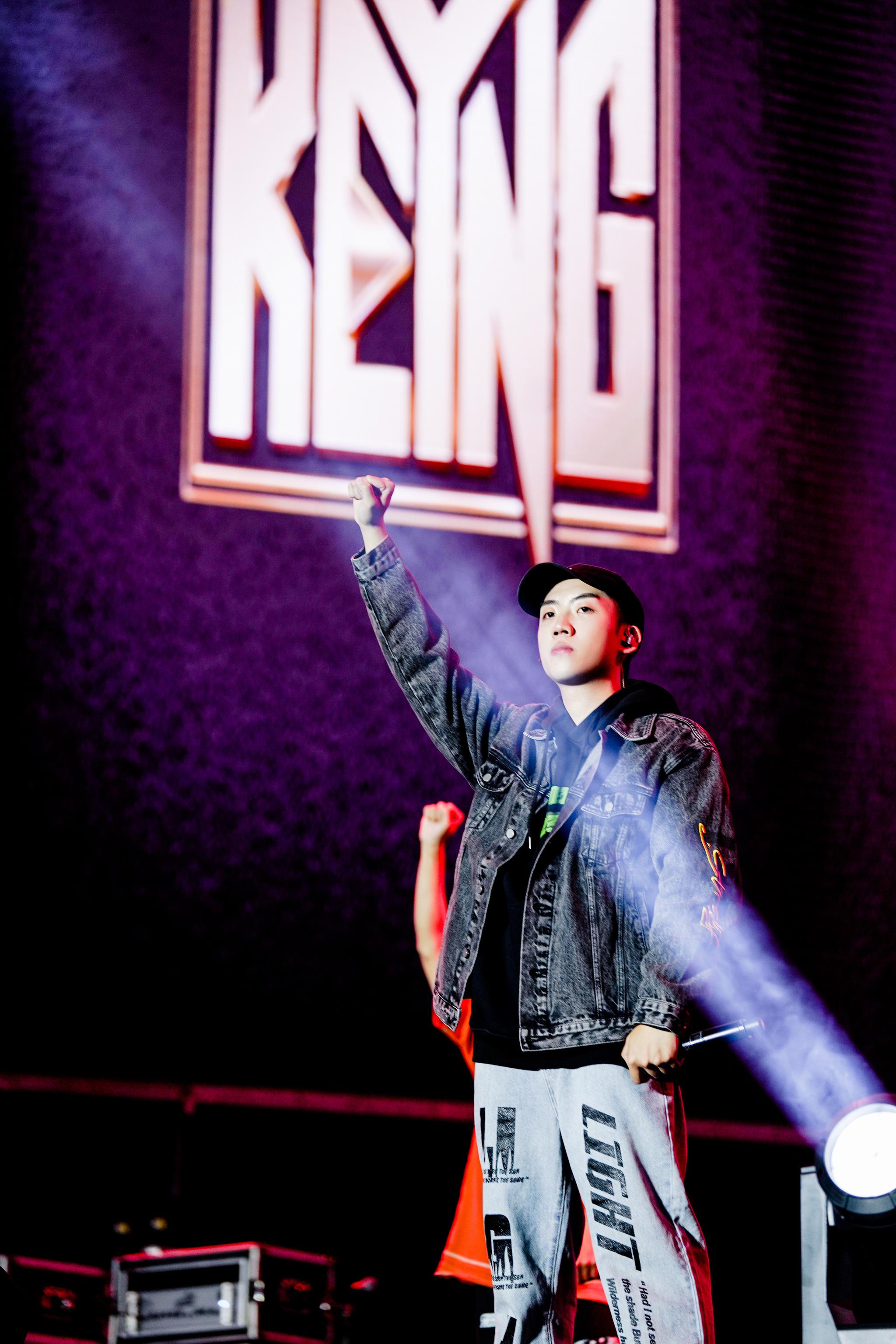 杨和苏快乐大本营综艺首秀线下音乐节不断燃炸全场