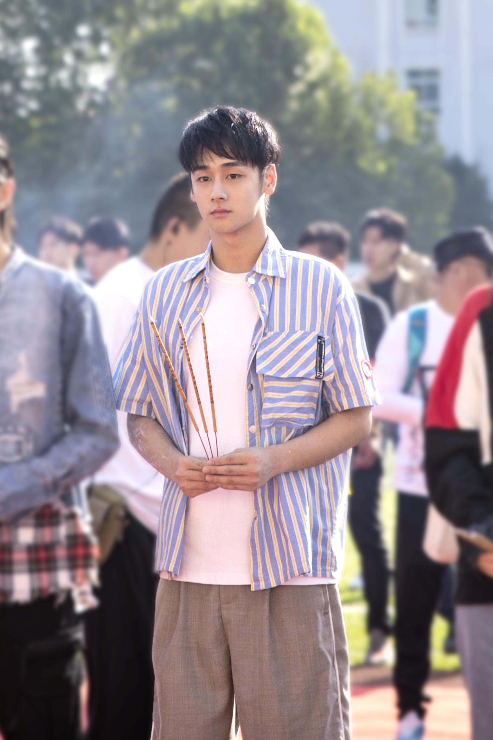 剧中腼腆温顺的周沐沐喜好穿华服,弹古琴,性格怯懦胆