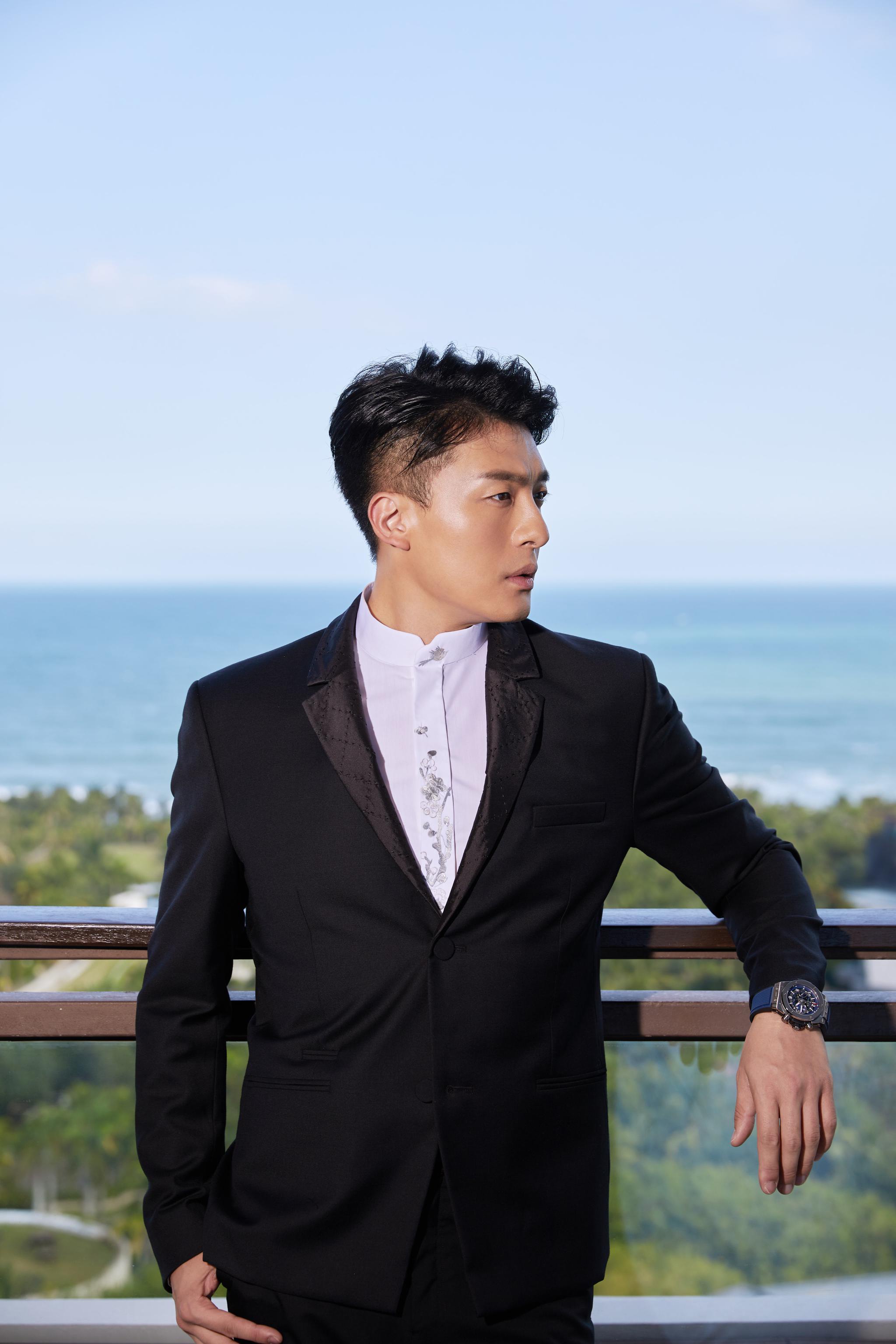 孙艺洲出席海南岛国际电影节 演绎优雅绅士风范