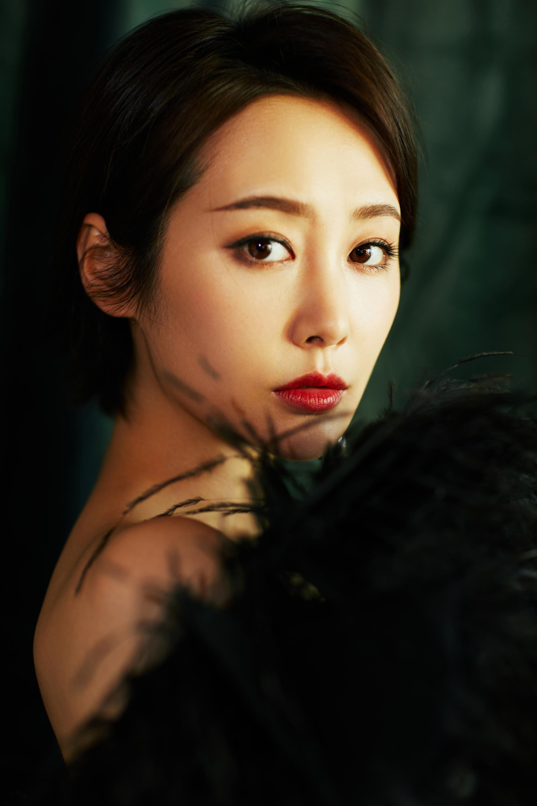 李纯亮相时尚活动 化身黑天鹅诠释摩登格调__财经头条