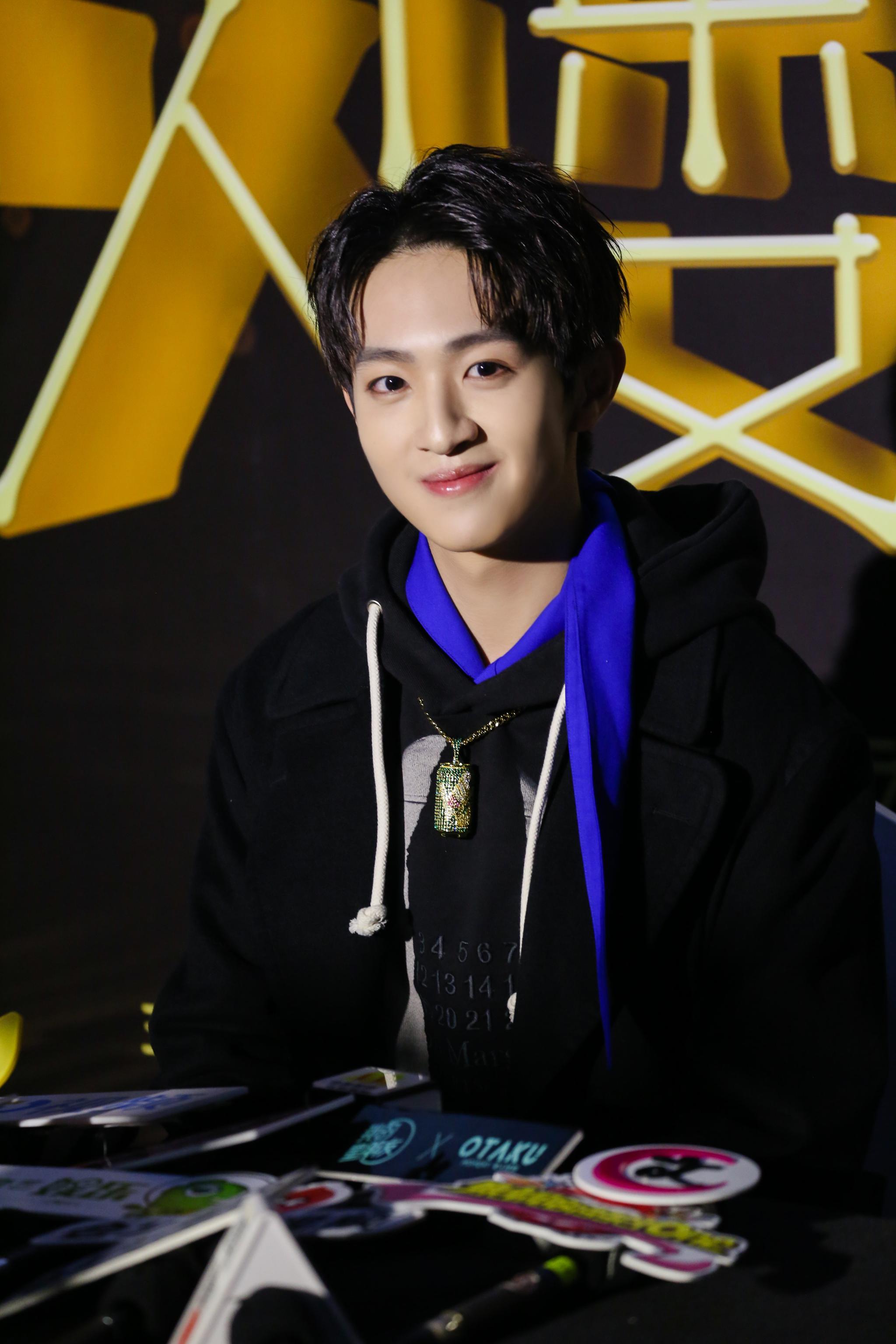 首次担纲红毯主持 吴季峰获赞沉稳大气