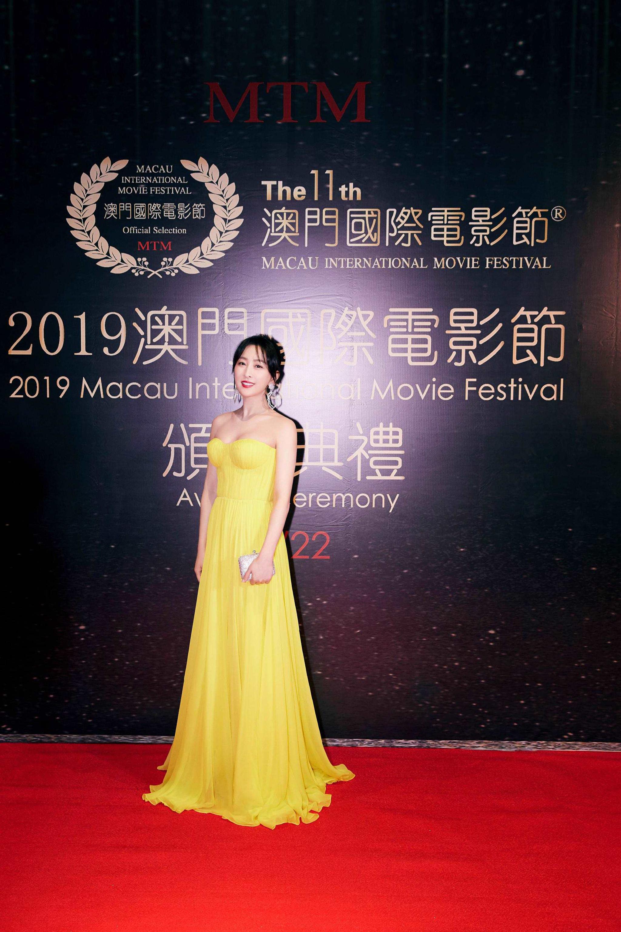 马苏出席第十一届澳门国际电影节身穿抹胸长裙明媚动人