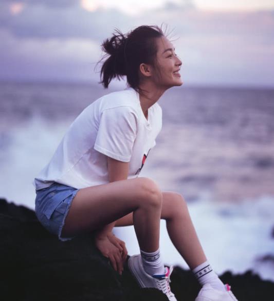李沁去海边玩耍,穿的短裤太省布料,摄影师蹲在前面都看呆了!