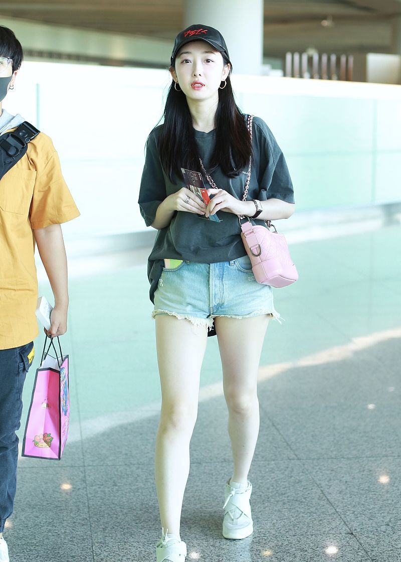 蒋梦婕街拍t恤牛仔短裤nike运动鞋chanel流浪包简约清纯
