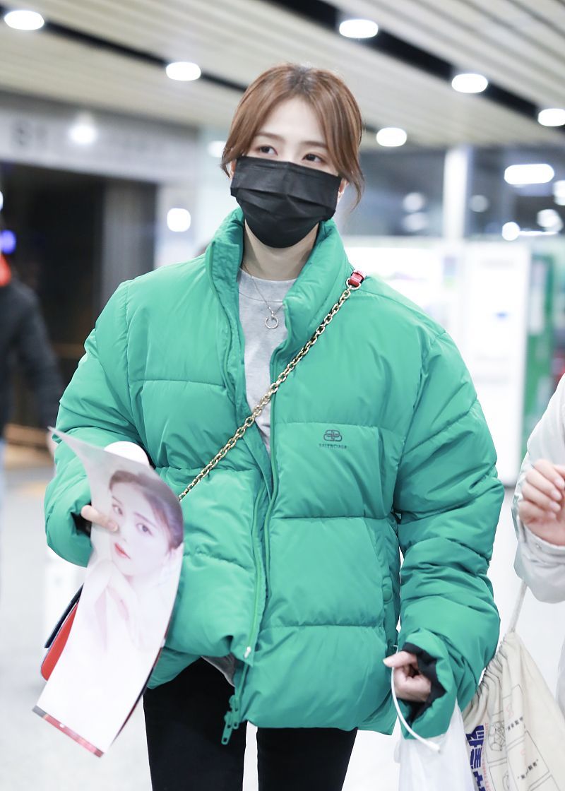 白鹿街拍:balenciaga羽绒夹克lv老爹鞋 靓丽有型