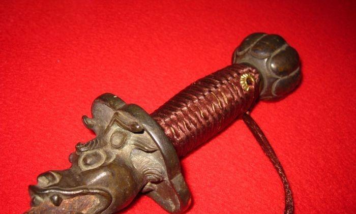 依不同的时代背景,实战功用而历代不同.锤有长短之分.长锤