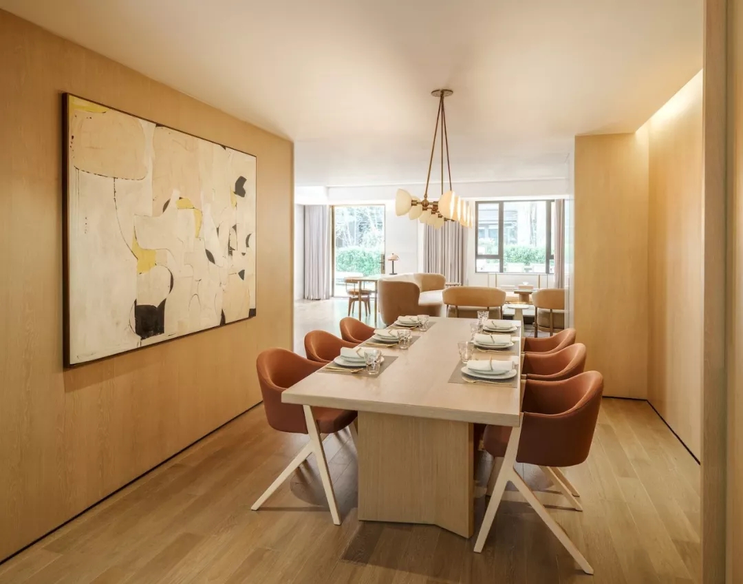 装修公司案例｜简约轻奢的联排公寓设计，隐藏式灯带让空间更高级