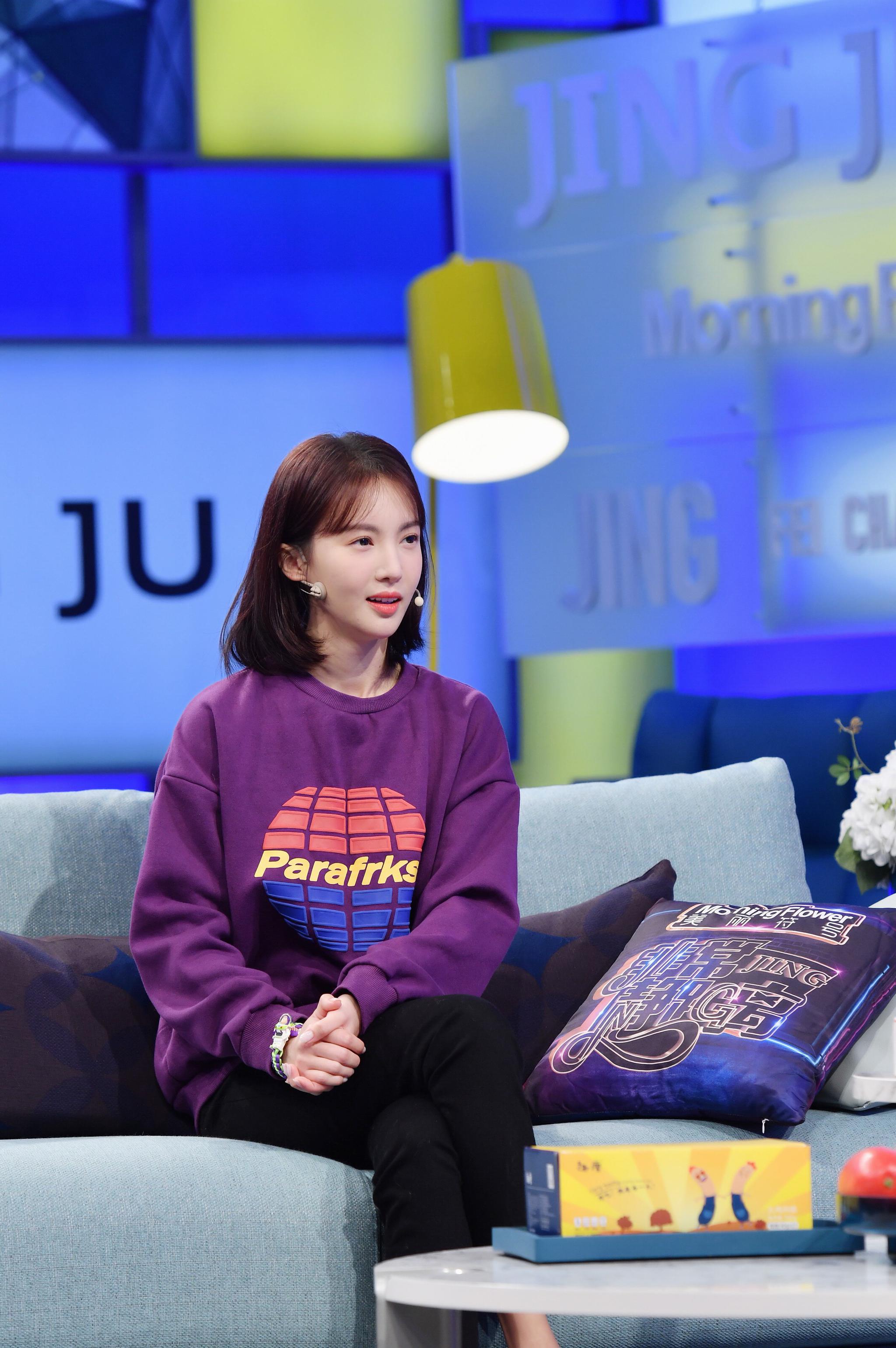 金晨做客《非常静距离》 开朗性格成圈粉利器