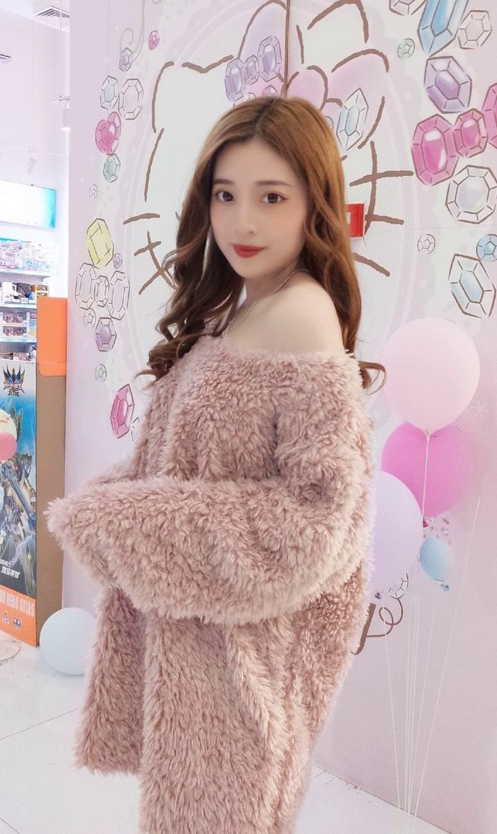 清纯小姐姐自拍,粉色加绒连衣裙俏皮可爱又甜美,减龄必备