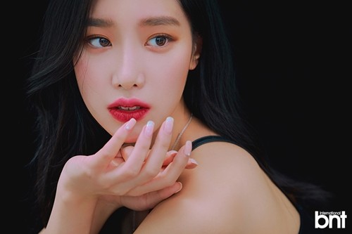 韩国女团berry good成员赵贤最新杂志写真曝光