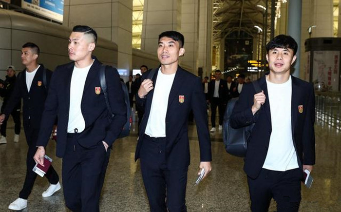 国足身穿价值上万的西装出征亚洲杯!球迷:希望你们不要急着回来