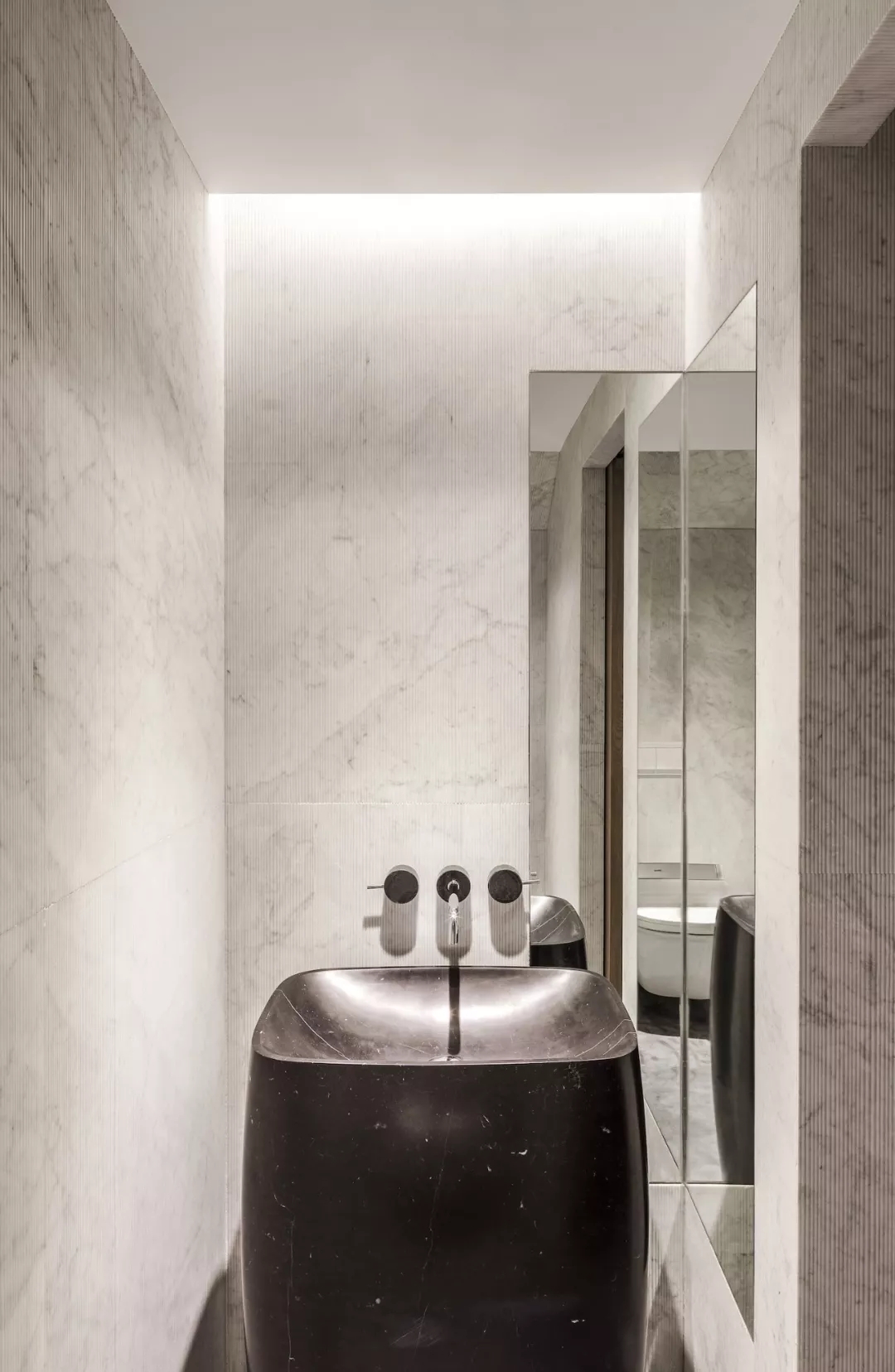 装修公司案例｜简约轻奢的联排公寓设计，隐藏式灯带让空间更高级