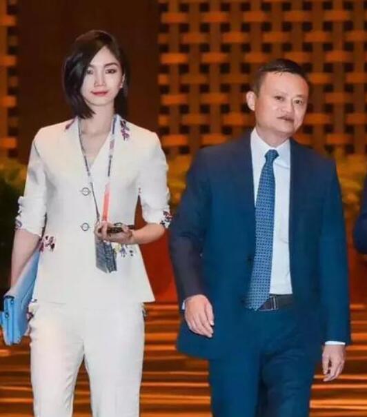 在文章中,出于宣传效果考量,王晗巧妙地蹭了阿里巴巴和马云老师的热度